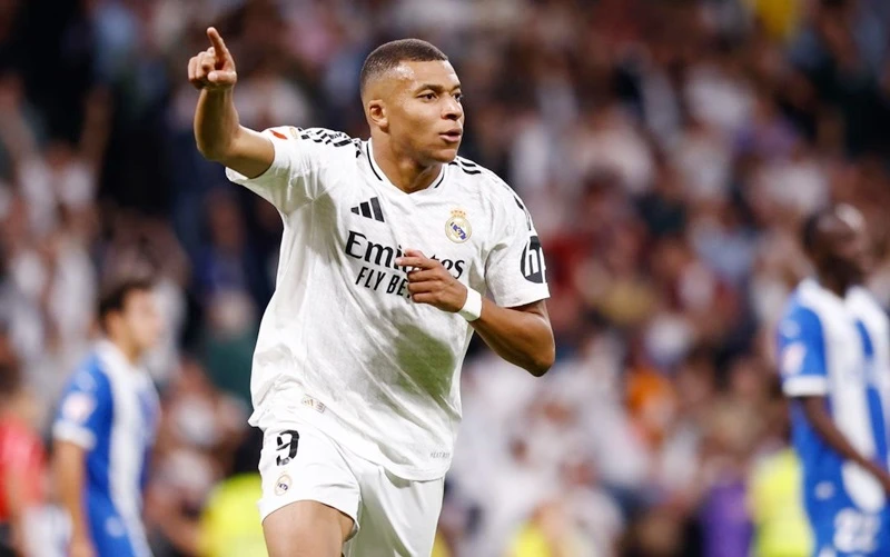 Kylian Mbappe có pha lập công thứ 6 trong 5 trận giúp Real Madrid đánh bại Alaves 3-2.